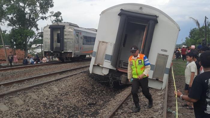 Kereta Api Purwojaya Anjlok di Kabupaten Bekasi, KAI Pastikan Tak Ada Penumpang Terluka